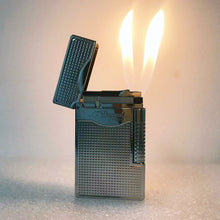 Laden Sie das Bild in den Galerie-Viewer, Double Flames Lattice Dupont Feuerzeug Messing #304